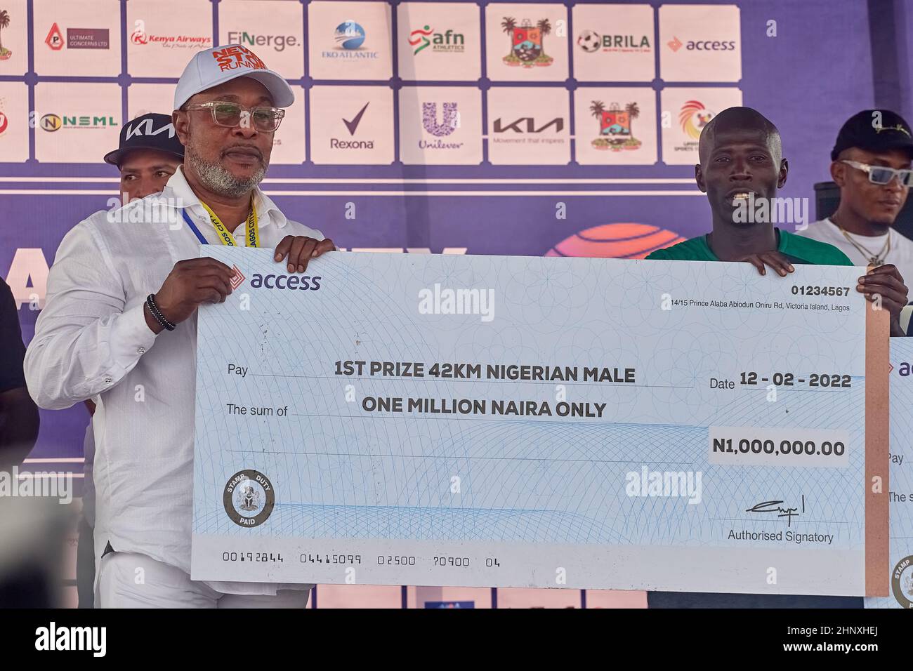 Vincitore della maratona nigeriana, Adamu Shehu Muazu riceve il premio in denaro dopo aver gareggiato nella maratona di Access Bank Lagos City del 42km, il 12 febbraio 2022. Foto Stock