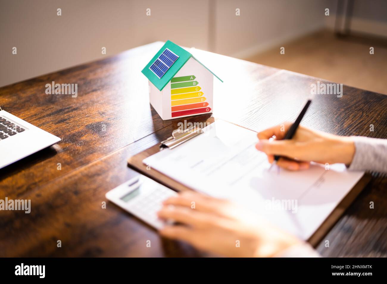 Calcolatrice per la casa a risparmio energetico. Verifica della velocità di isolamento Foto Stock