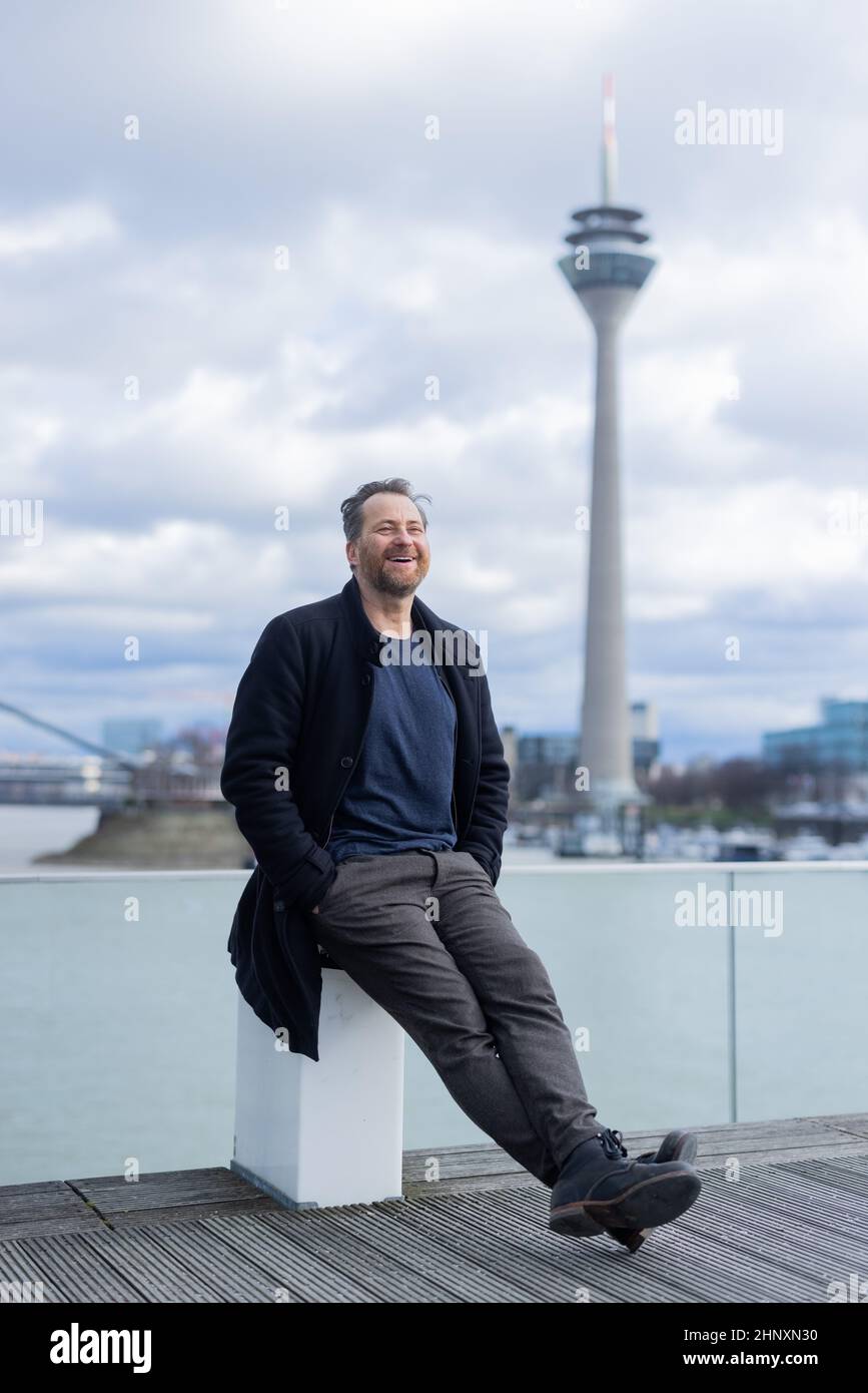 Duesseldorf, Germania. 14th Feb 2022. Christian Erdmann, attore, in un'esclusiva sessione fotografica con l'Agenzia Stampa tedesca dpa nel Medienhafen. Christian Erdmann svolge un ruolo di primo piano nel film televisivo "Eine riskante Entscheidung", che ZDF trasmetterà il 21 febbraio 2022. Credit: Rolf Vennenbernd/dpa/Alamy Live News Foto Stock