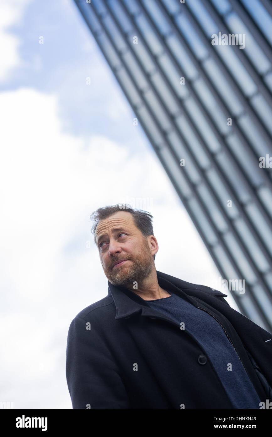 Duesseldorf, Germania. 14th Feb 2022. Christian Erdmann, attore, in un'esclusiva sessione fotografica con l'Agenzia Stampa tedesca dpa nel Medienhafen. Christian Erdmann svolge un ruolo di primo piano nel film televisivo "Eine riskante Entscheidung", che ZDF trasmetterà il 21 febbraio 2022. Credit: Rolf Vennenbernd/dpa/Alamy Live News Foto Stock