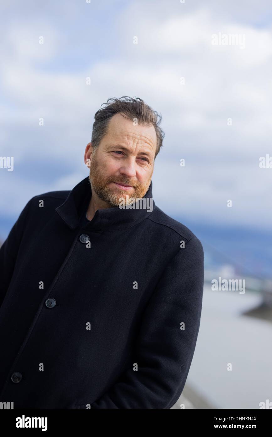 Duesseldorf, Germania. 14th Feb 2022. Christian Erdmann, attore, in un'esclusiva sessione fotografica con l'Agenzia Stampa tedesca dpa nel Medienhafen. Christian Erdmann svolge un ruolo di primo piano nel film televisivo "Eine riskante Entscheidung", che ZDF trasmetterà il 21 febbraio 2022. Credit: Rolf Vennenbernd/dpa/Alamy Live News Foto Stock