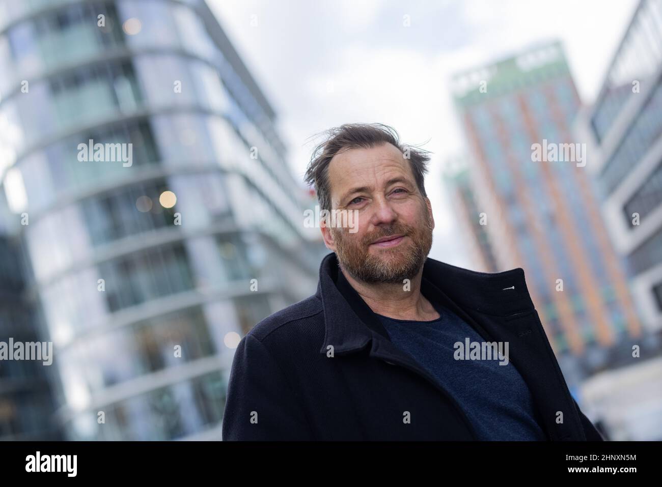 Duesseldorf, Germania. 14th Feb 2022. Christian Erdmann, attore, in un'esclusiva sessione fotografica con l'Agenzia Stampa tedesca dpa nel Medienhafen. Christian Erdmann svolge un ruolo di primo piano nel film televisivo "Eine riskante Entscheidung", che ZDF trasmetterà il 21 febbraio 2022. Credit: Rolf Vennenbernd/dpa/Alamy Live News Foto Stock