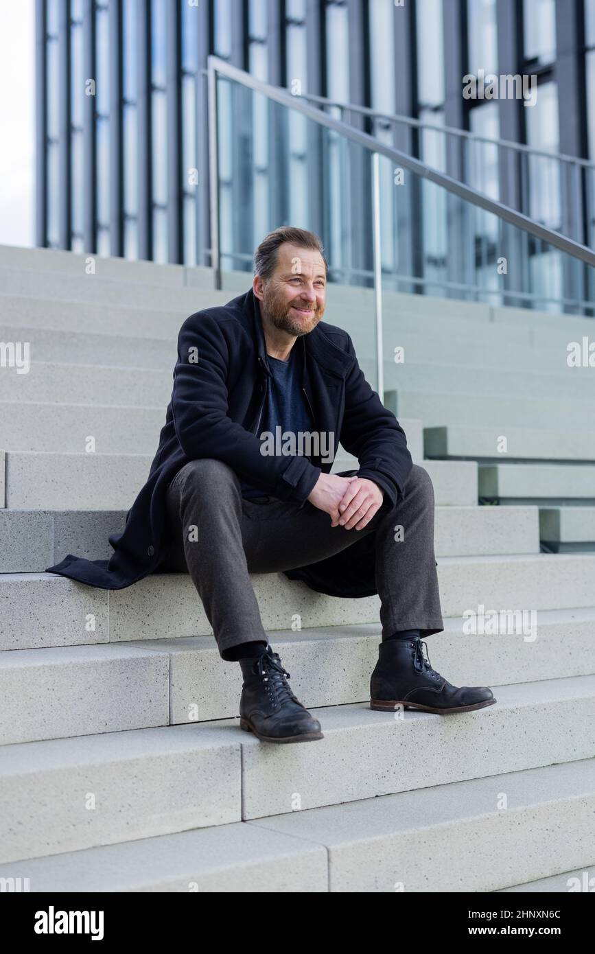 Duesseldorf, Germania. 14th Feb 2022. Christian Erdmann, attore, in un'esclusiva sessione fotografica con l'Agenzia Stampa tedesca dpa nel Medienhafen. Christian Erdmann svolge un ruolo di primo piano nel film televisivo "Eine riskante Entscheidung", che ZDF trasmetterà il 21 febbraio 2022. Credit: Rolf Vennenbernd/dpa/Alamy Live News Foto Stock