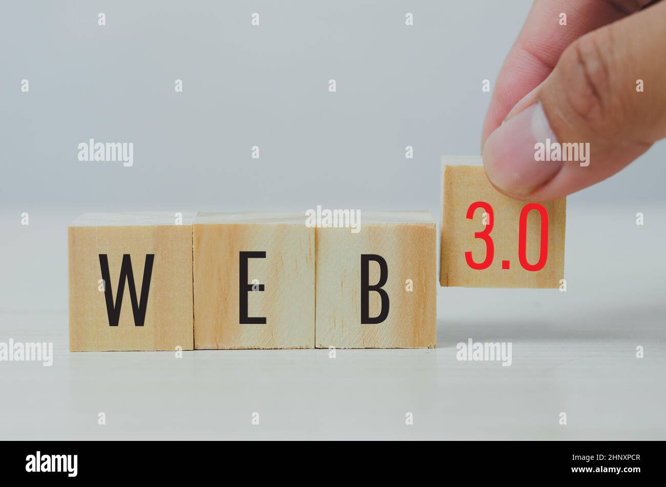 Cubi di legno con WEB 3,0 simbolo sullo sfondo e copy space.Business concetti. Foto Stock
