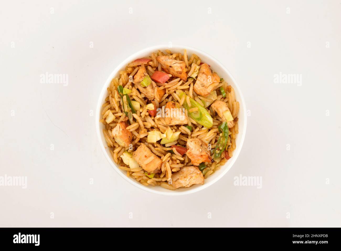 vista dall'alto del recipiente di riso fritto con pollo su sfondo bianco Foto Stock