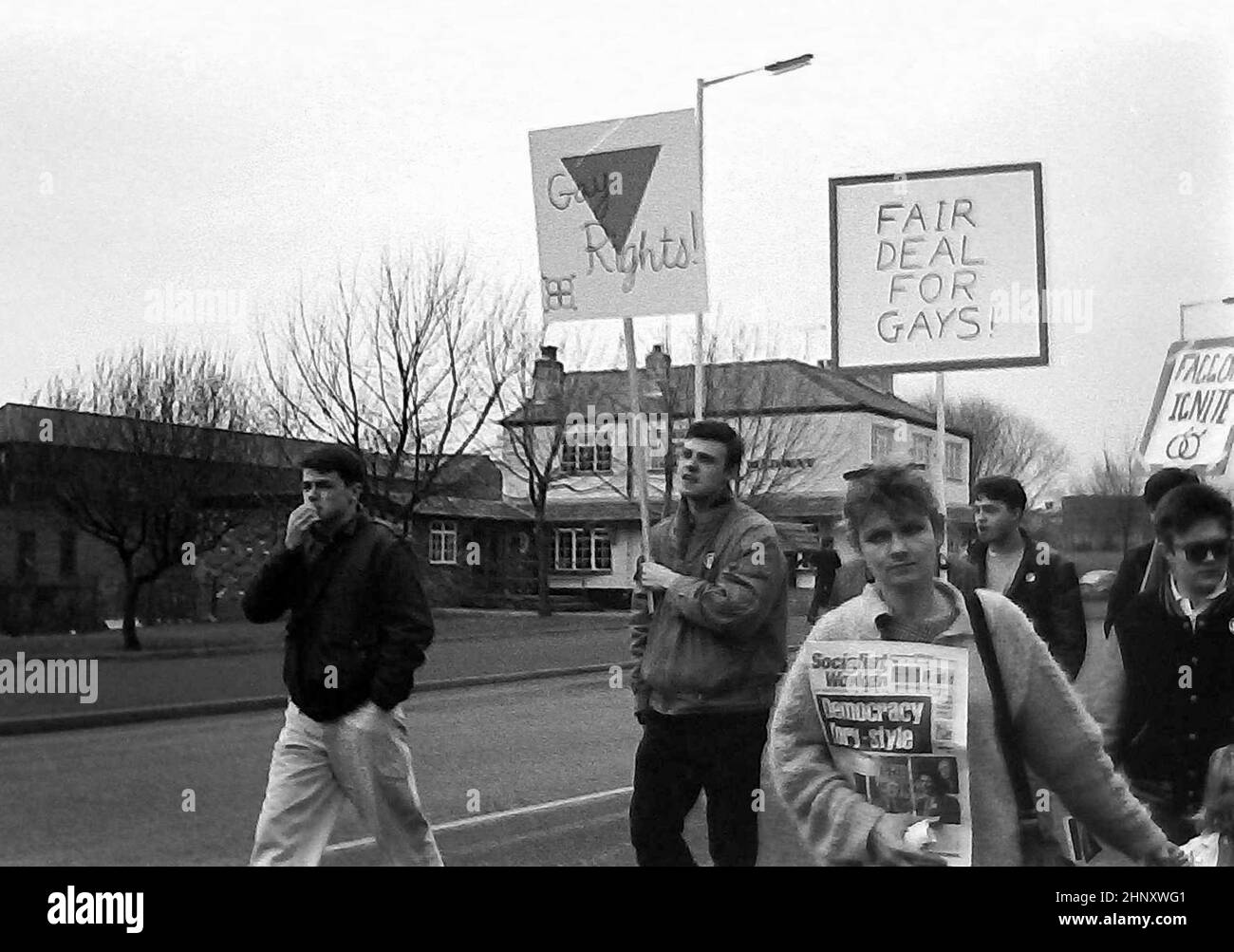 La gente marcia, tenendo cartelloni che dicono 'fair deal for gays' e 'gay rights', per fare lobby per la parità di diritti per lesbiche e uomini gay a Greater Manchester nei primi anni '80. Foto Stock