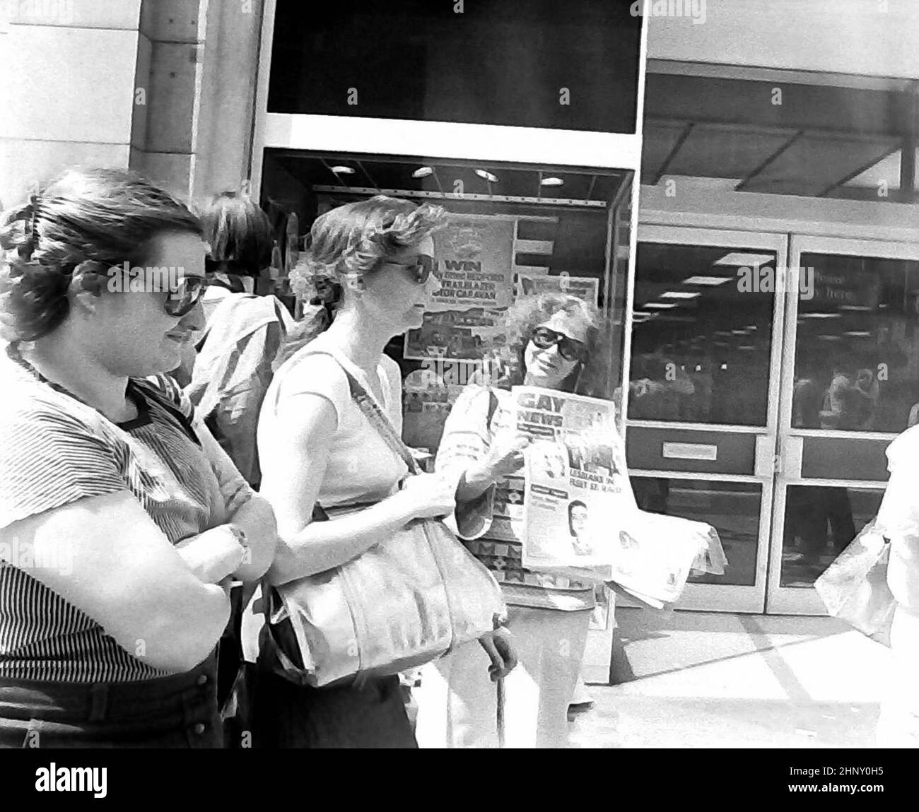 Una donna vende il giornale 'Gay News' ad una protesta del gruppo di attivisti gay Alliance fuori da un negozio di W H Smith a Londra, Inghilterra nell'estate 1978. W H Smith, come catena, aveva deciso di smettere di vendere il giornale 'Gay News', innescando le proteste. I gruppi della Gay Activists Alliance in tutto il regno unito hanno protestato in molti negozi diversi di W H Smith in quel periodo. Foto Stock
