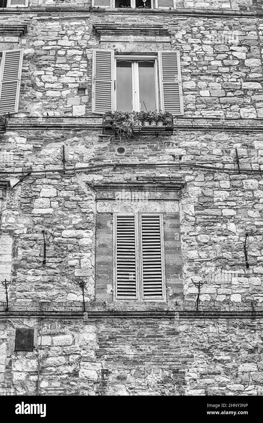 Edifici storici nel centro storico della città di Assisi, una delle più belle città medievali in Italia centrale Foto Stock