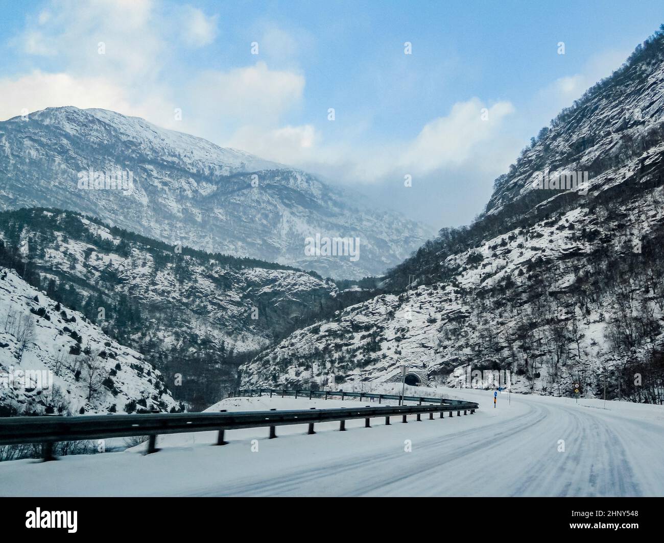 Tunnel di fronte alla strada in un paesaggio montano invernale della Norvegia. Foto Stock