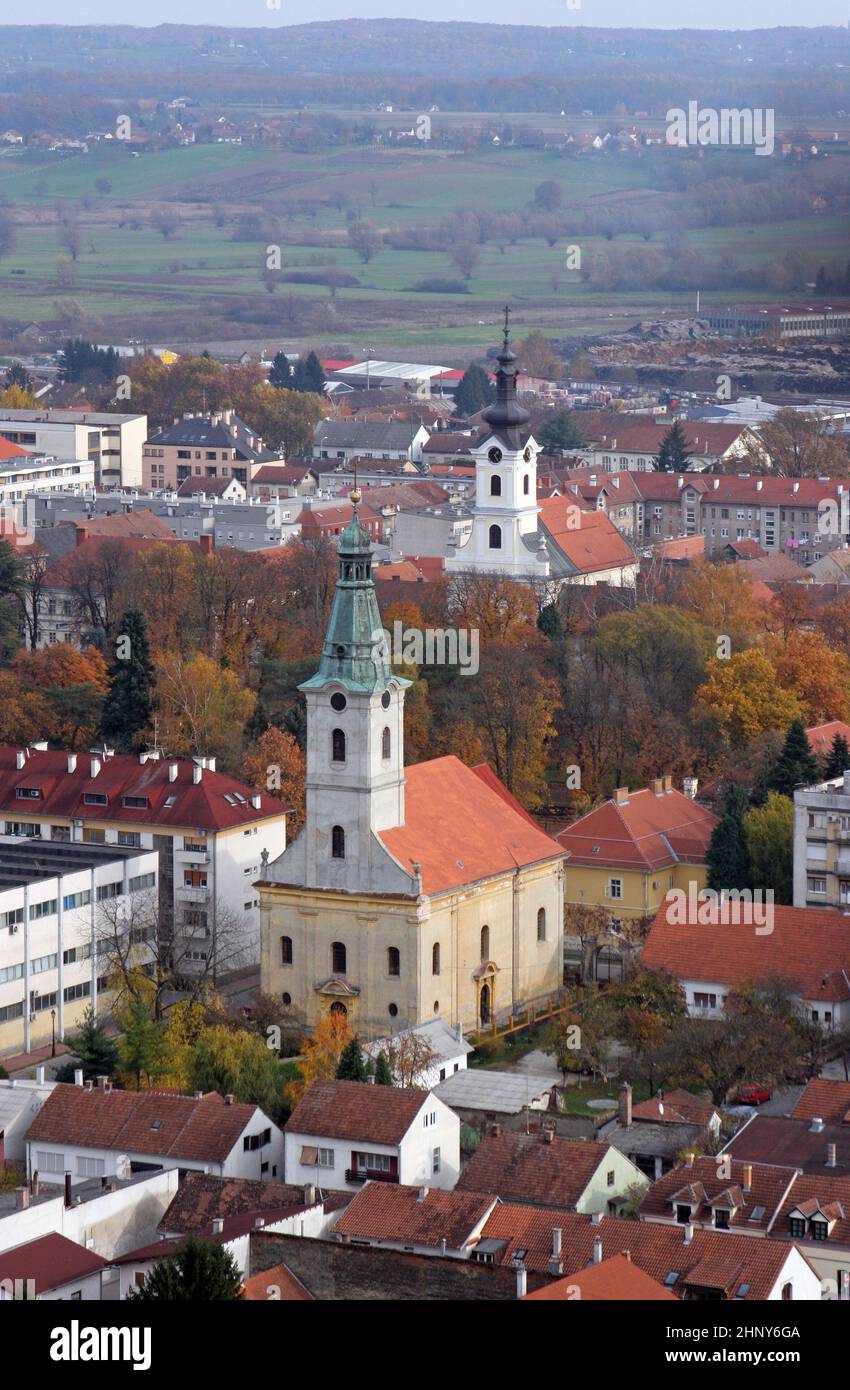 Santa Trinità Chiesa Ortodossa e Santa Teresa di Avila Cattedrale cattolica a Bjelovar, Croazia Foto Stock