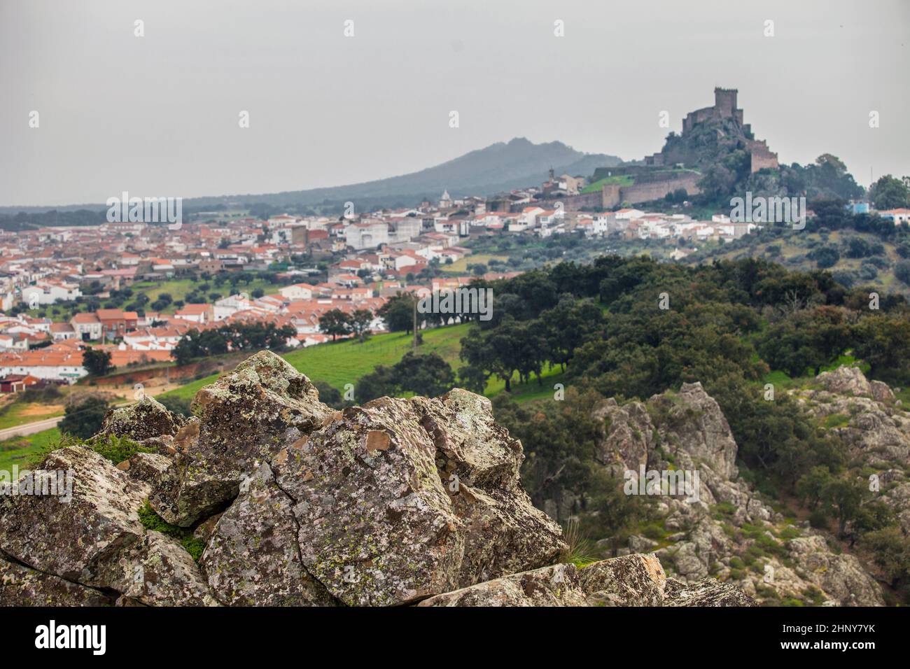 Luna Castello nella stagione invernale. Vista presa da San Blas Craig. Alburquerque, Estremadura, Spagna Foto Stock