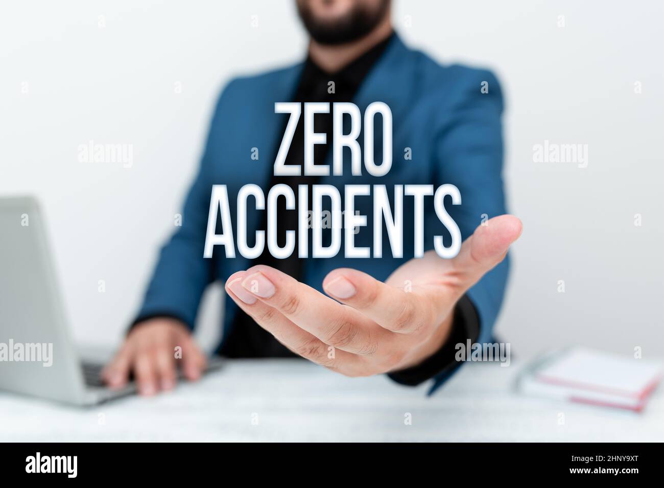 Visualizzazione concettuale Zero incidenti, panoramica aziendale strategia importante per prevenire gli incidenti sul lavoro Avvocato spiegare procedure di prova, Real E. Foto Stock