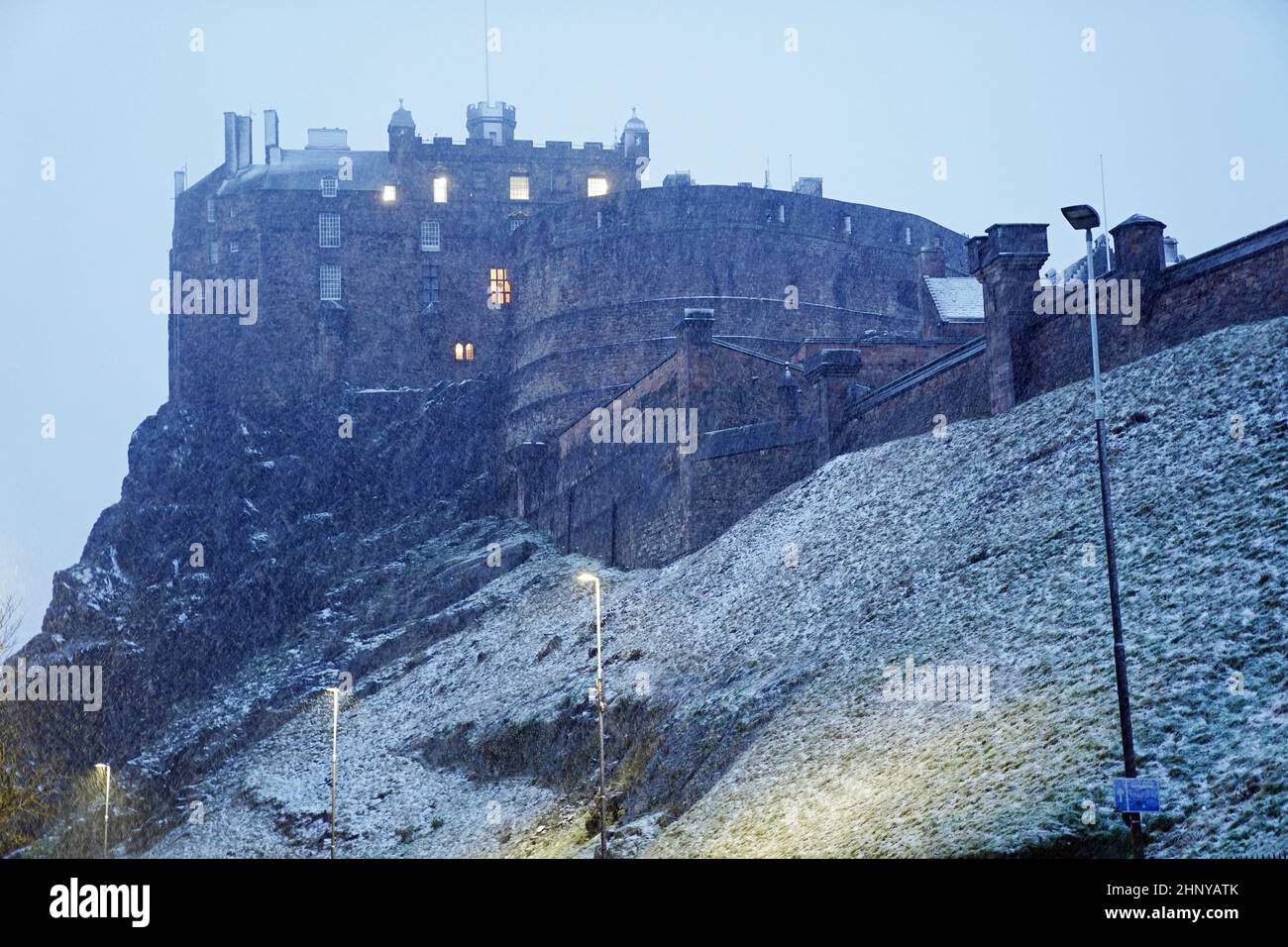 La neve cade in Scozia sullo sfondo del Castello di Edimburgo mentre Storm Eunice attraversa il Regno Unito dopo aver colpito la costa meridionale venerdì. Con la chiusura delle attrazioni, interruzione del viaggio e un incidente importante dichiarato in alcune aree, le persone sono state invitate a rimanere al chiuso. Data immagine: Venerdì 18 febbraio 2022. Foto Stock