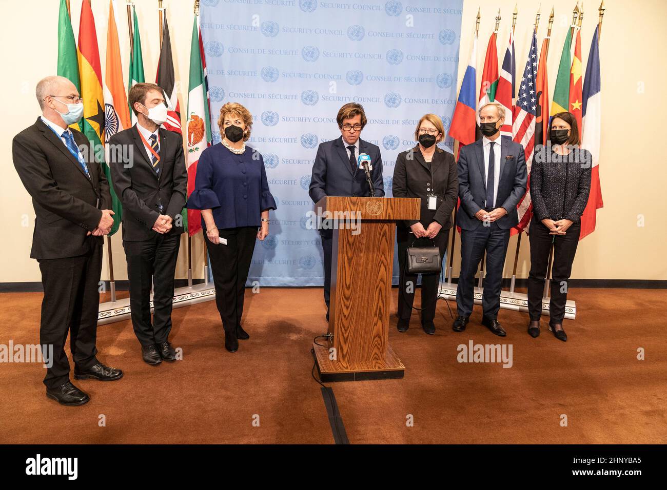 New York, Stati Uniti. 17th Feb 2022. Francia Rappresentante permanente presso l'ONU Nicolas de Riviere al suo ingresso da ambdassadors di Estonia, Albania, Irlanda, Germania, Capo della delegazione dell'Unione europea, Norvegia, ha informato i media dopo la riunione del SC sulla situazione alle frontiere Ucraina-Russia presso la sede dell'ONU a New York il 17 febbraio 2022. (Foto di Lev Radin/Sipa USA) Credit: Sipa USA/Alamy Live News Foto Stock