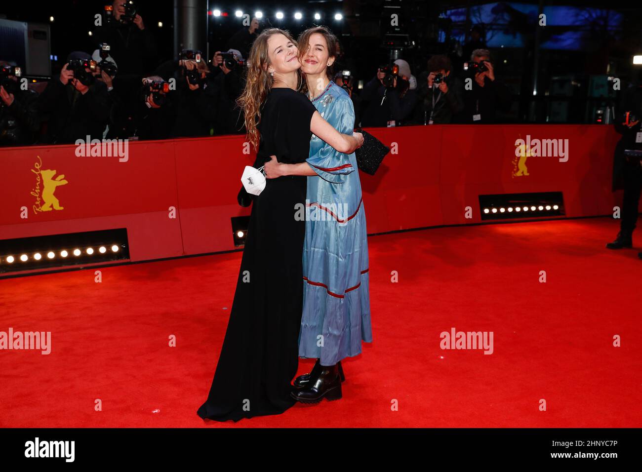 Berlino, Germania. 16th Feb 2022. Nailea Norvind e Natalia Lopez Gallardo arrivano alla cerimonia di premiazione Berlinale al Palazzo Berlinale. Dal 10 al 20 febbraio 2022 si terrà a Berlino il Festival Internazionale del Cinema 72nd. Credit: Gerald Matzka/dpa/Alamy Live News Foto Stock