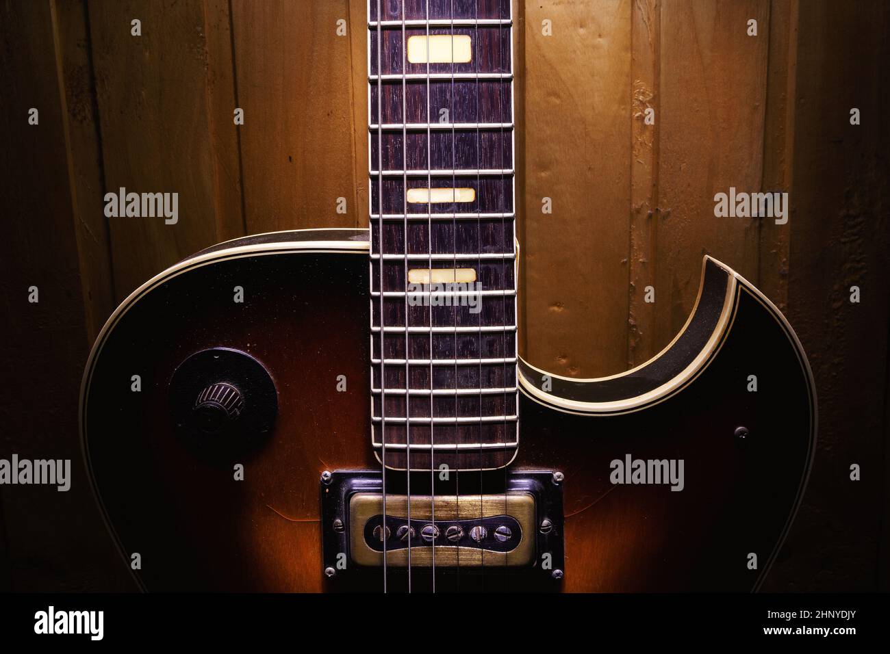 Bella vecchia chitarra elettrica a parete. Foto Stock