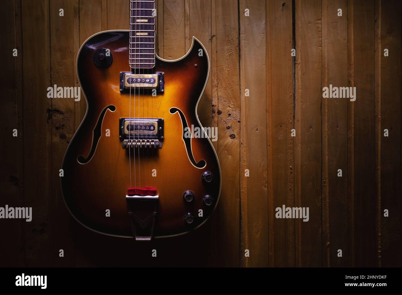 Bella vecchia chitarra elettrica a parete. Foto Stock