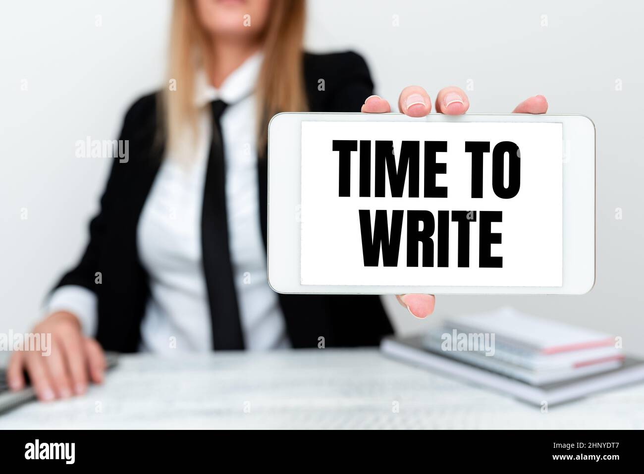 Ispirazione che mostra il tempo di scrittura del segno, concetto del Internet per registrare qualcosa o per esprimere un'idea in carta o in libro istruttore che insegna Skil differente Foto Stock