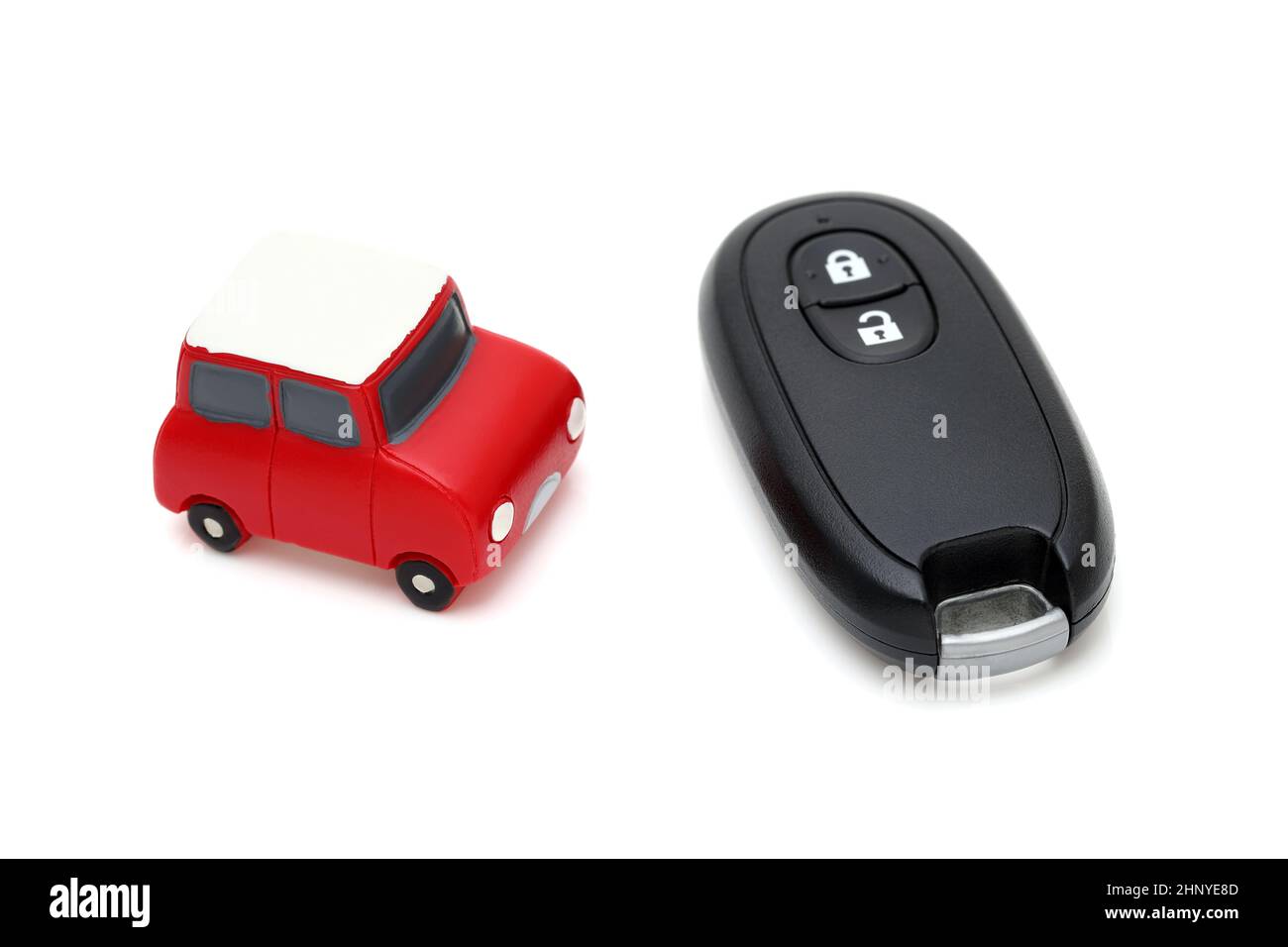 telecomando con chiave nera per auto e piccola auto giocattolo su sfondo  bianco Foto stock - Alamy