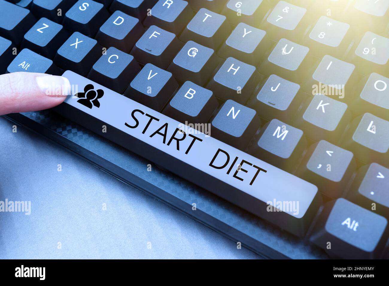 Testo che mostra l'ispirazione inizia la dieta, concetto di business cibo speciale corso a cui la persona si limita a modificare il titolo della nuova storia, digitando online Foto Stock