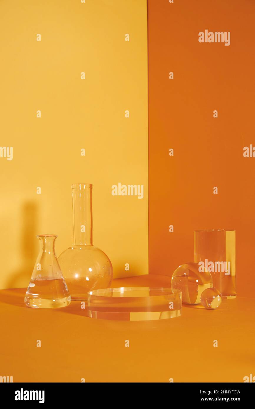 Podio in vetro e scena floreale minimale con nervature su sfondo giallo. Stand per mostrare il prodotto cosmetico. Vetrina su piedistallo moderno in vetro Foto Stock