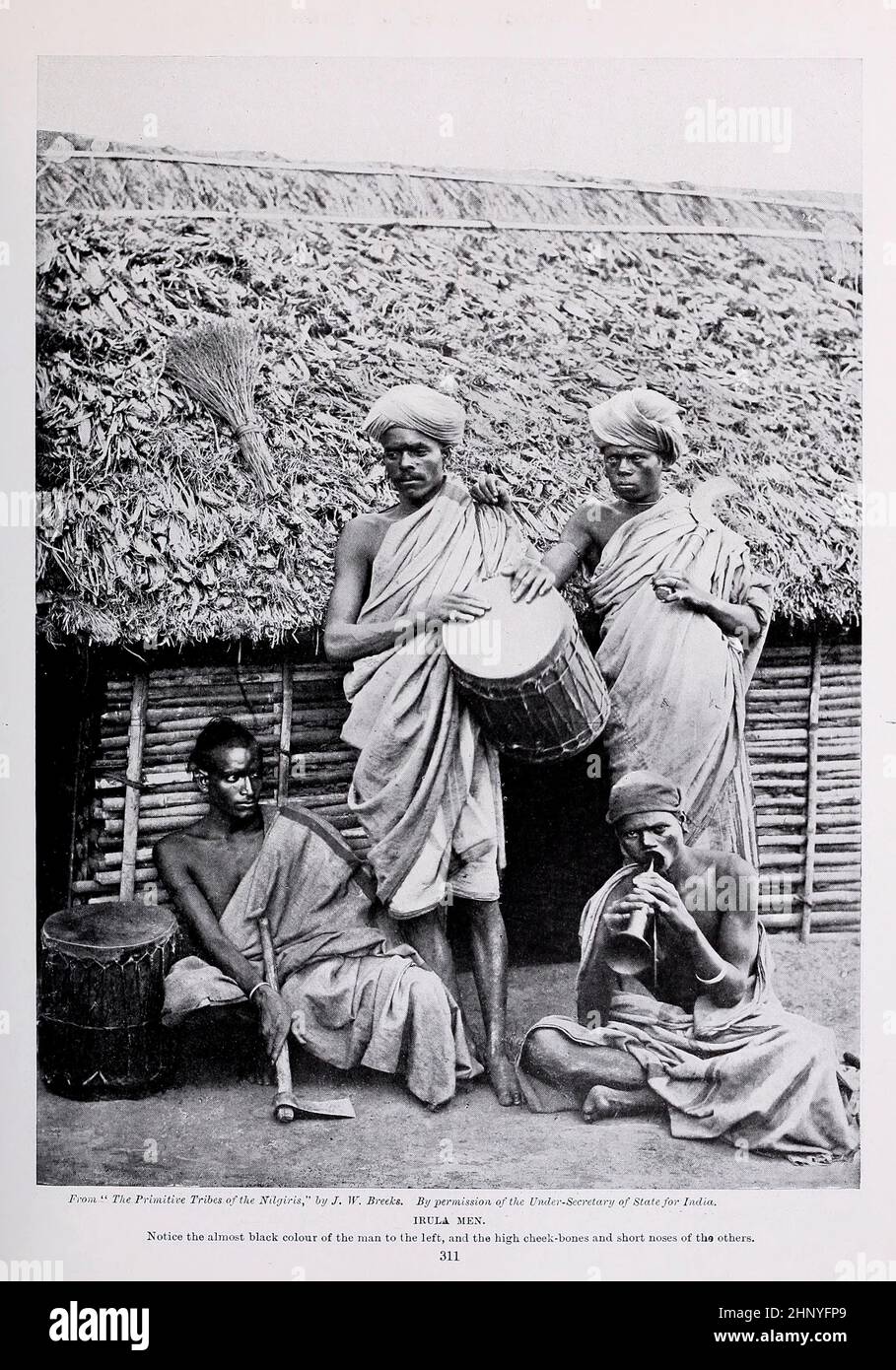 Gli uomini di Irola [Irola, noto anche come Iruliga, sono un gruppo etnico dravidiano che abita negli stati indiani di Tamil Nadu, Kerala e Karnataka. Una tribù in programma, la loro popolazione in questa regione è stimato a circa 200.000 persone. Le persone di etnia Irola sono chiamate Irola, e parlano Irola, che appartiene alla famiglia Dravidiana]. Dalle razze viventi dell'umanità: Un popolare racconto illustrato delle abitudini, abitudini, inseguimenti, feste e cerimonie delle razze dell'umanità in tutto il mondo Volume 1 di Sir Harry Hamilton Johnston, Henry Neville Hutchinson, Richard Lydekker e Dr. A. H. Keane publ Foto Stock