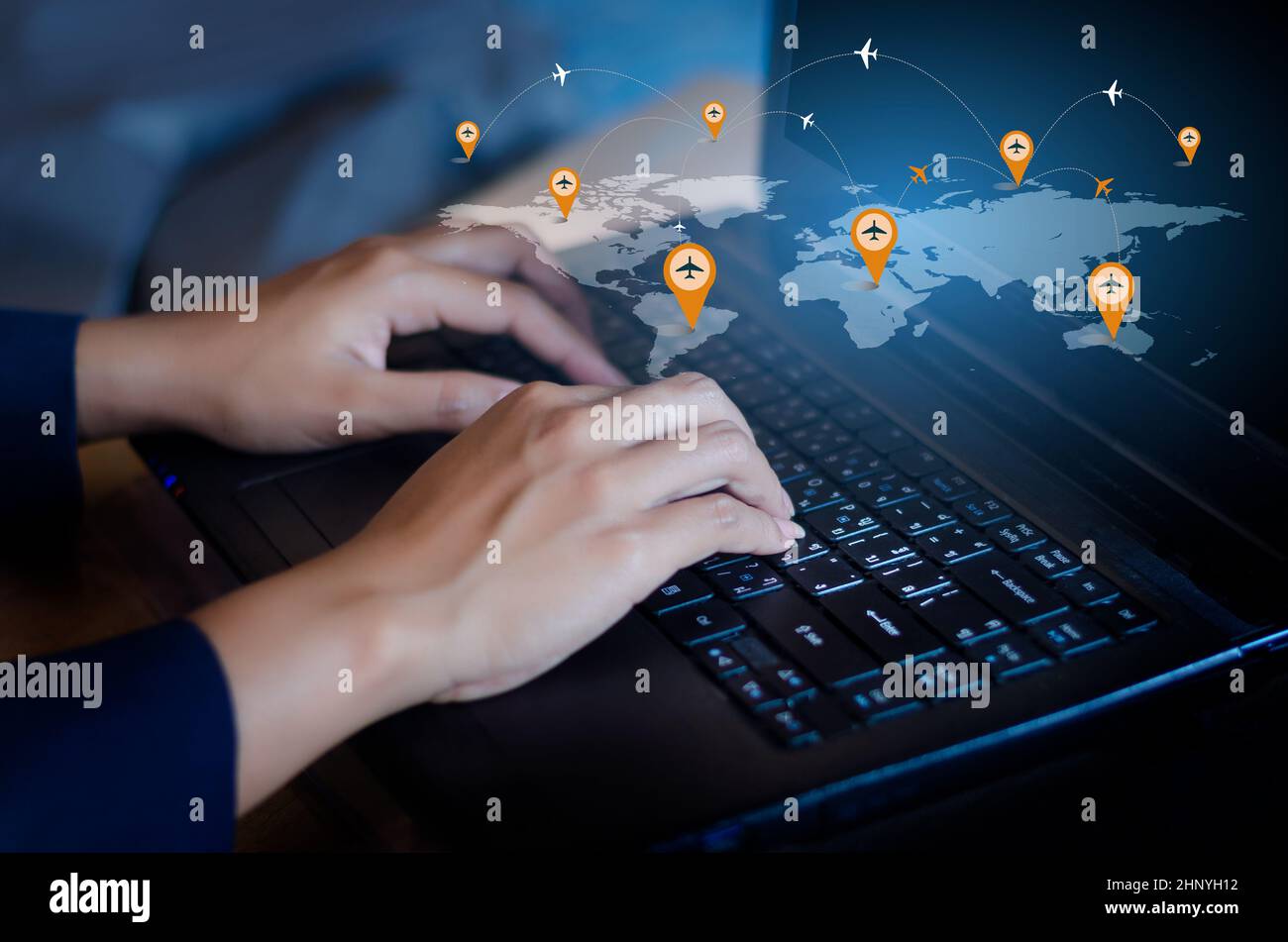 Premere il pulsante Invio sul computer. logistica aziendale rete di comunicazione mappa Mondo invia messaggio Collegare in tutto il mondo a mano comunicazioni tastiera net Foto Stock