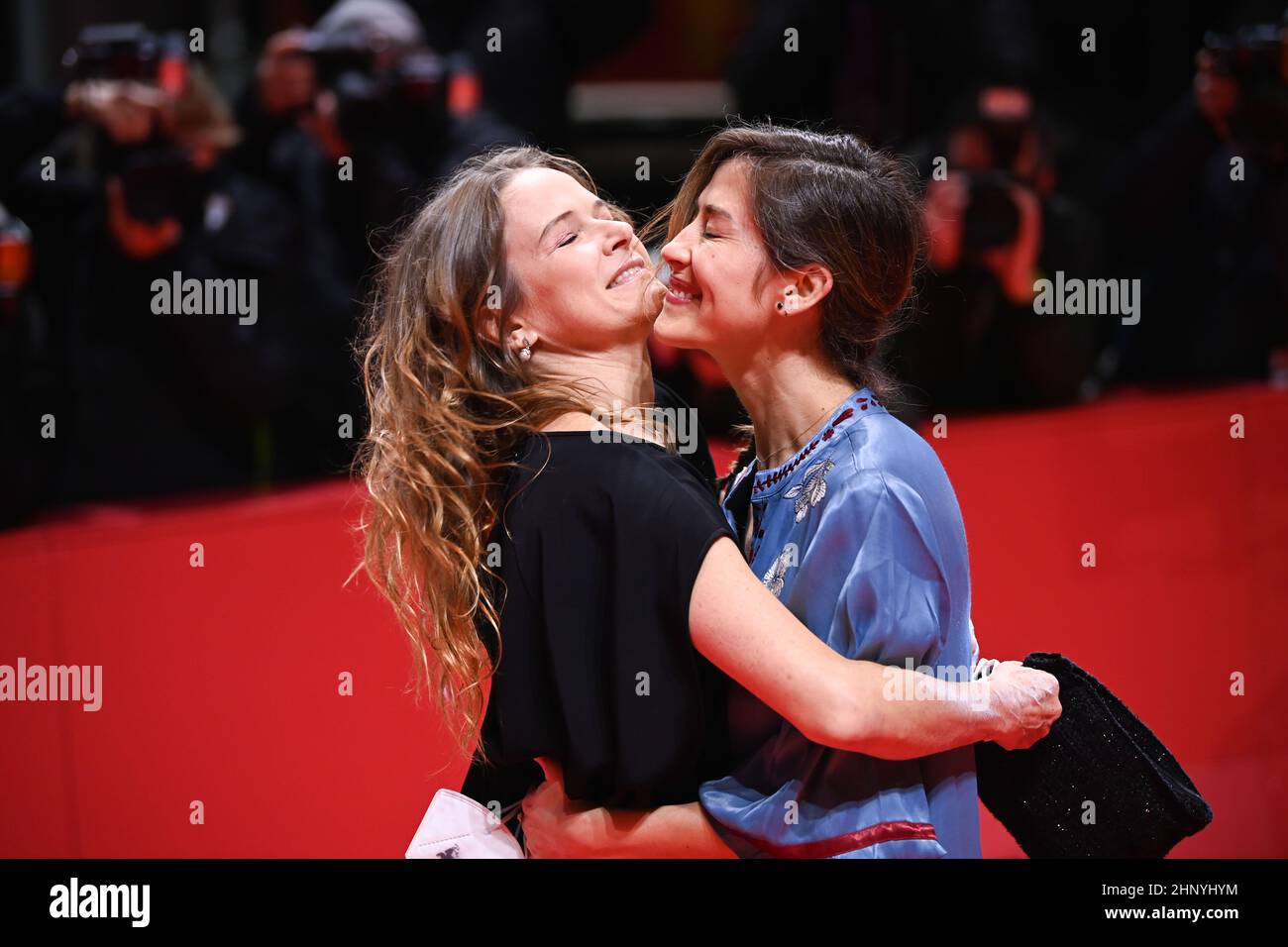 16 febbraio 2022, Berlino: L'attrice Nailea Norvind (l) e il direttore Natalia Lopez Gallardo arrivano alla cerimonia di premiazione Berlinale sul tappeto rosso del Palazzo Berlinale. Dal 10 al 20 febbraio 2022 si terrà a Berlino il Festival Internazionale del Cinema 72nd. Foto: Jens Kalaene/dpa-Zentralbild/ZB Foto Stock