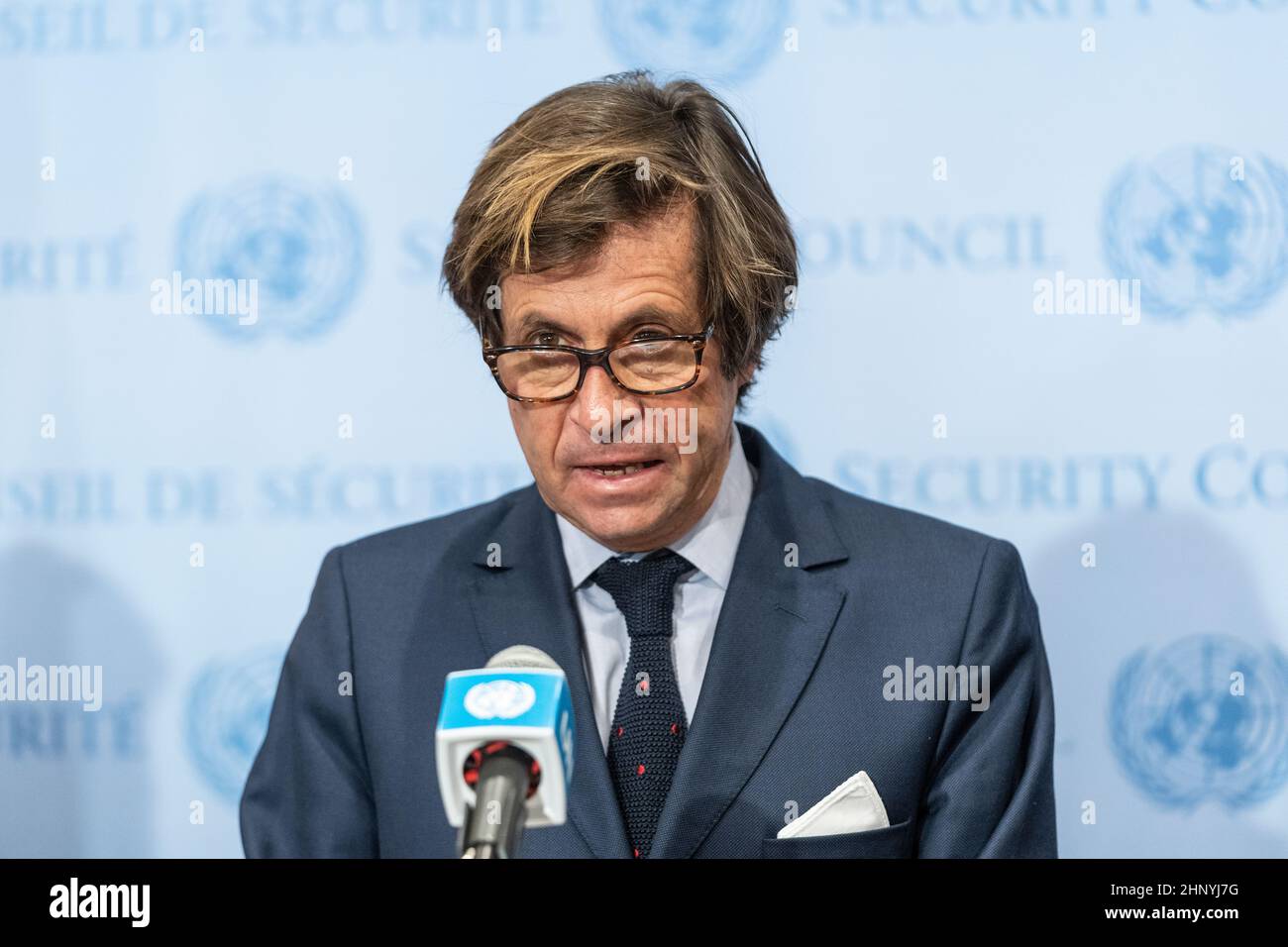 New York, NY - 17 febbraio 2022: Rappresentante permanente della Francia presso l'ONU Nicolas de Riviere, al quale si è Unito da ambdassadors dell'Estonia, dell'Albania, dell'Irlanda, della Germania, capo della delegazione dell'Unione europea, la Norvegia briefing i media dopo la riunione del SC sulla situazione ai confini Ucraina-Russia presso la sede delle Nazioni Unite Foto Stock