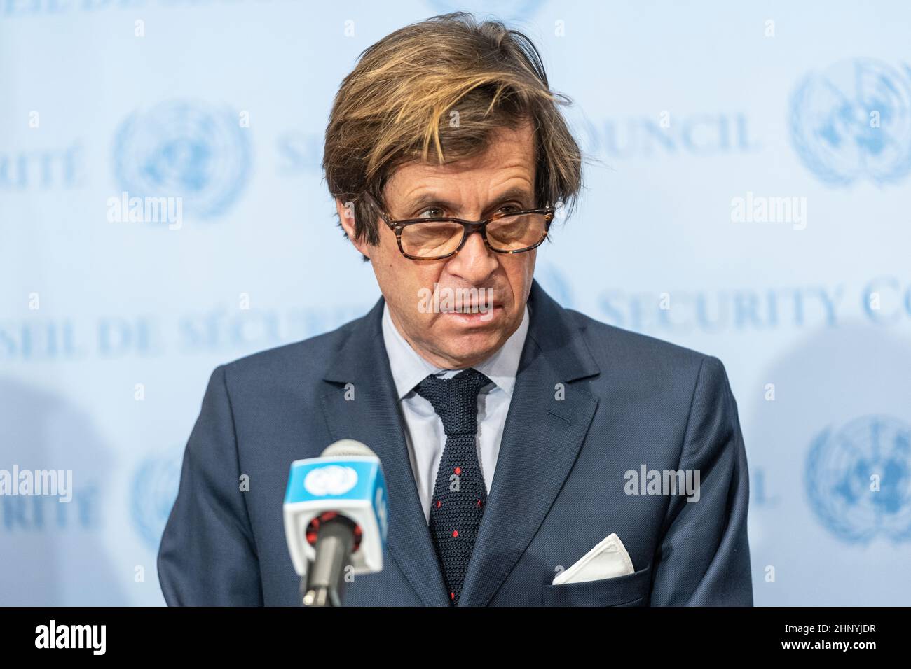 New York, NY - 17 febbraio 2022: Rappresentante permanente della Francia presso l'ONU Nicolas de Riviere, al quale si è Unito da ambdassadors dell'Estonia, dell'Albania, dell'Irlanda, della Germania, capo della delegazione dell'Unione europea, la Norvegia briefing i media dopo la riunione del SC sulla situazione ai confini Ucraina-Russia presso la sede delle Nazioni Unite Foto Stock