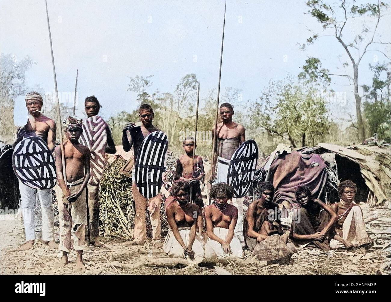 Machine Colored Queensland nativi che trasportano lance e schermature dalle razze viventi dell'umanità : Un popolare racconto illustrato delle abitudini, abitudini, inseguimenti, feste e cerimonie delle razze dell'umanità in tutto il mondo Volume 1 di Sir Harry Hamilton Johnston, Henry Neville Hutchinson, Richard Lydekker e Dr. A. H. Keane pubblicato Londra : Hutchinson & Co. 1902 Foto Stock