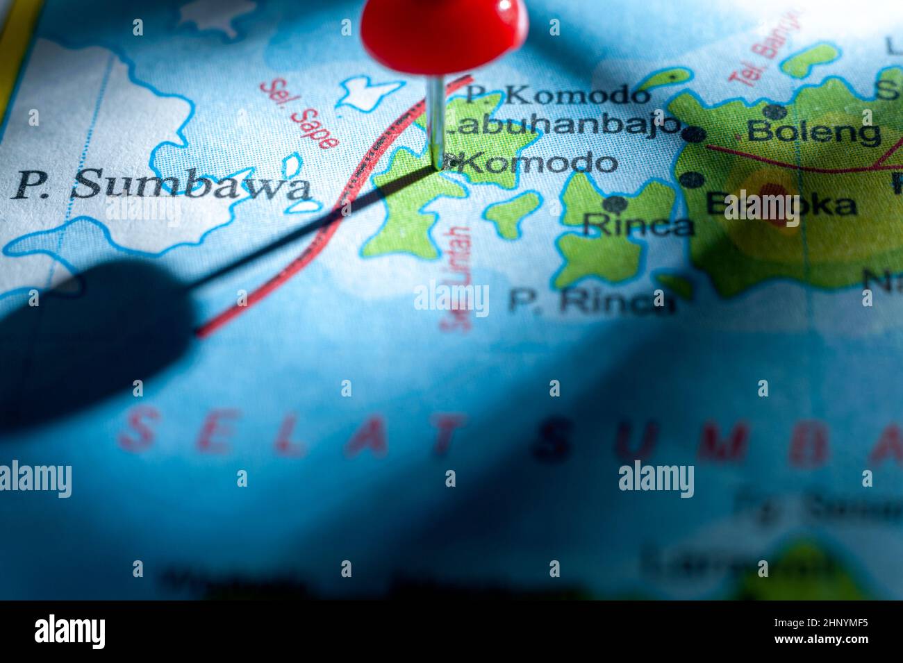 La posizione dell'isola di Komodo sulla mappa è contrassegnata da una spilla rossa. Foto Stock
