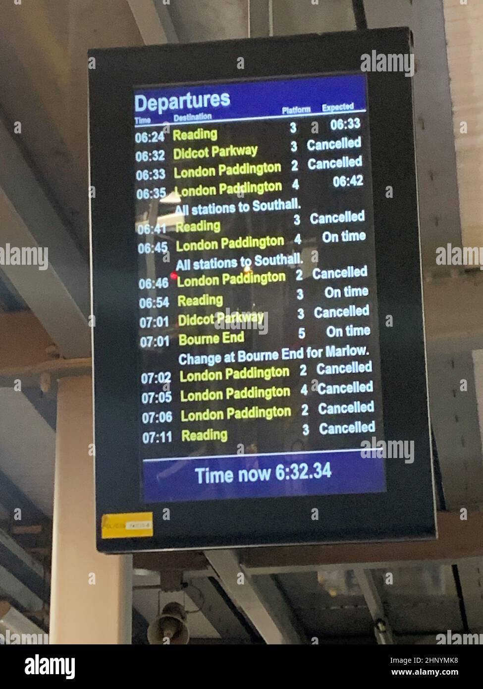 Un cartello alla stazione di Maidenhead mostra i treni cancellati dopo che Storm Eunice ha colpito la costa meridionale, con le attrazioni di chiusura, interruzione del viaggio e un incidente importante dichiarato in alcune aree che esortano le persone a rimanere al coperto. Data immagine: Venerdì 18 febbraio 2022. Foto Stock