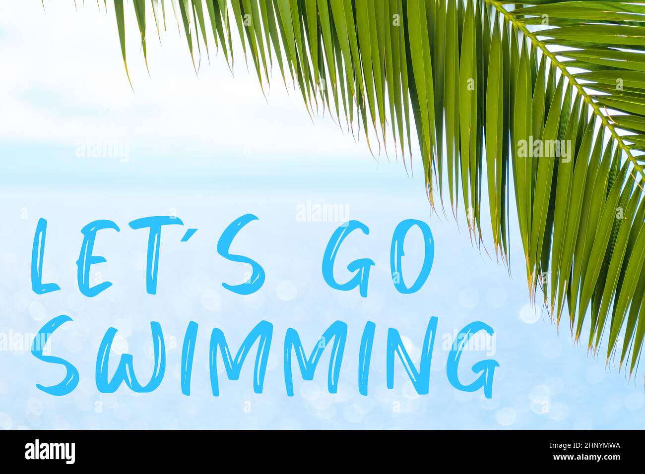 Lascia andare il testo di nuoto sullo sfondo con foglia di palma e mare blu. Modello di biglietto d'auguri, cartolina o pubblicità di un'agenzia turistica. Foto Stock