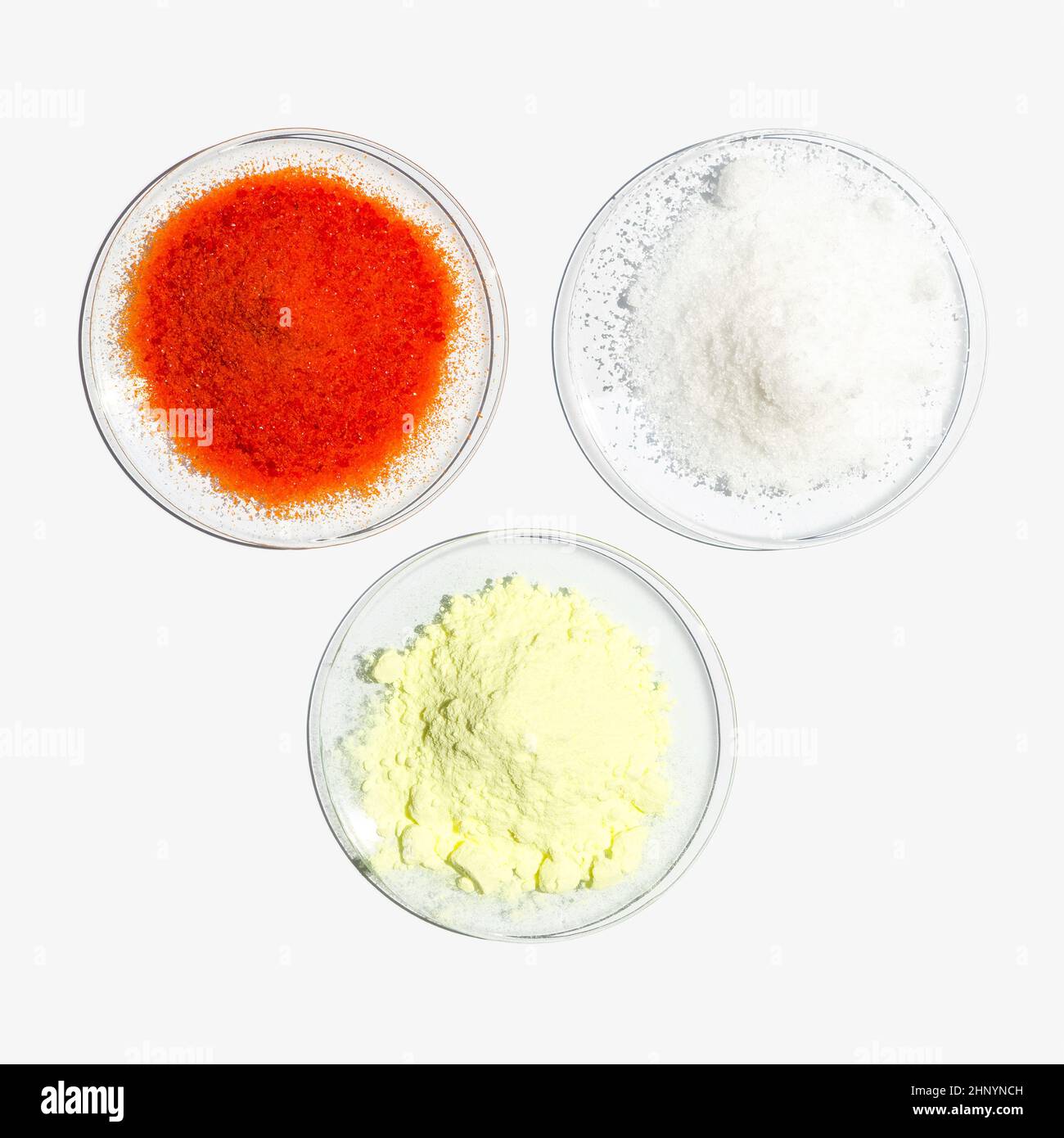 Componenti di polvere da sparo. Zolfo (giallo), carbonio (nero) e di  salnitro (nitrato di potassio, bianco) nelle proporzioni corrette per fare  la polvere da sparo. Saltpetr Foto stock - Alamy