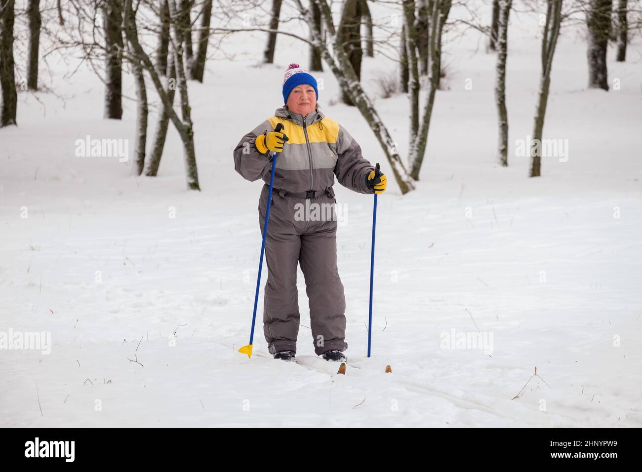 Una donna anziana in una tuta da sci è sciare in una giornata invernale  Foto stock - Alamy