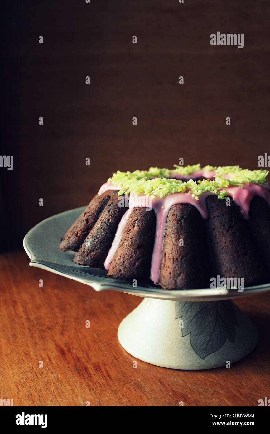 Deliziosa torta di castagne con mandorle e glassa Foto Stock