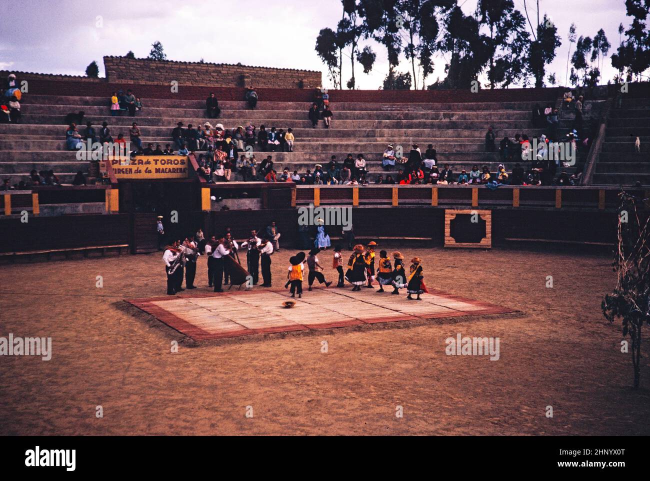 Spettacolo domenicale, balli tradizionali dei bambini, corride, Huancayo, Perù, Sudamerica c 1962 Foto Stock