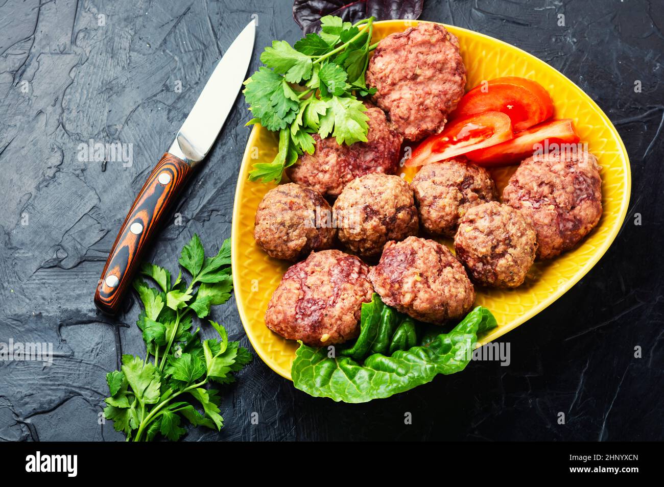 Cuocete a vapore le cotolette o le polpette e le verdure a fette. Colazione dietetica Foto Stock