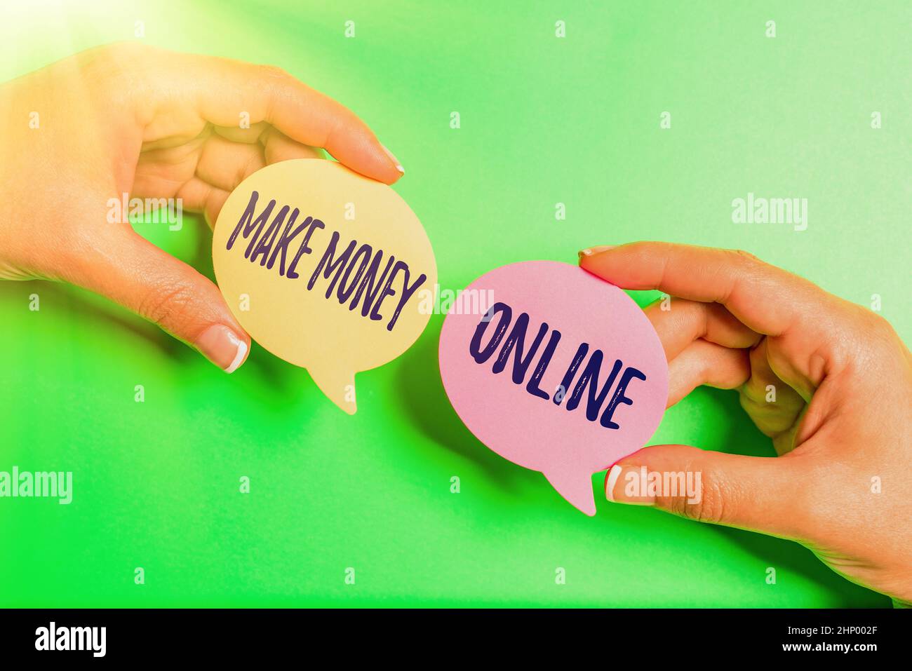 Visualizzazione concettuale rendere i soldi in linea, concetto di affari che fa il profitto usando il Internet come freelancing o l'introduzione sul mercato problemi e soluzioni di Brainstorming Foto Stock