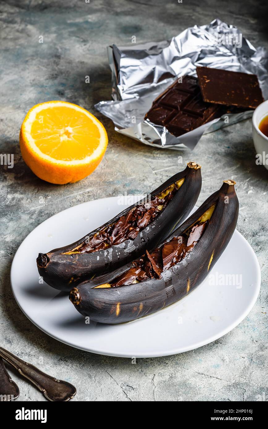 Banane grigliate con cioccolato fondente e succo di agrumi Foto Stock