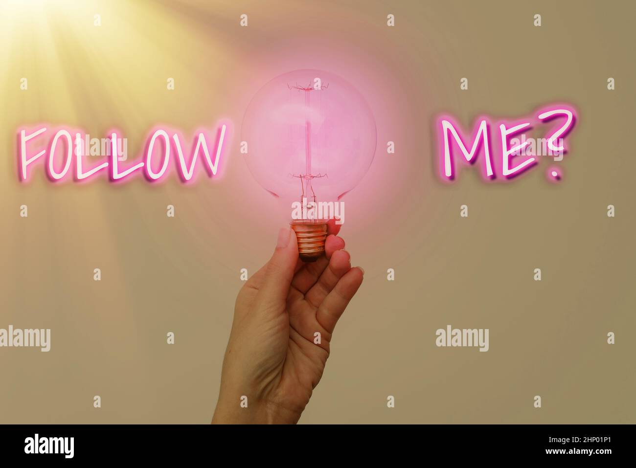 Didascalia di testo Presentazione domanda Seguimi, foto concettuale andare o venire dopo persona o cosa procedere avanti mano tenendo la lampada mostrare o presentare Foto Stock