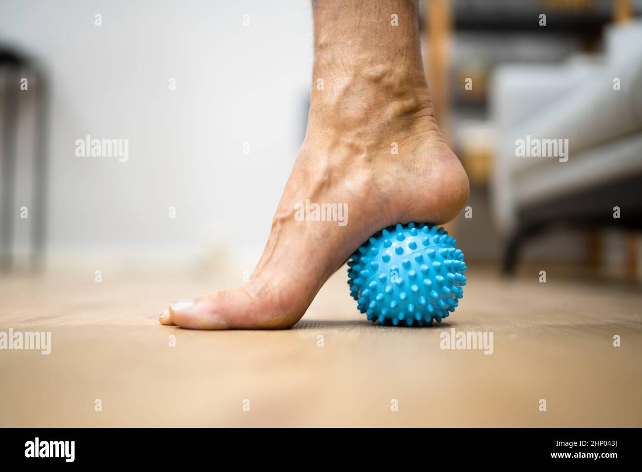 Massaggio piedi con Trigger Point Spiky Massage Ball. Versione miofasciale Foto Stock