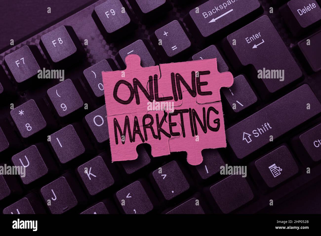 Ispirazione che mostra segno Marketing in linea, concetto di affari che sfrutta i canali basati sul Web sparsi circa il marchio delle aziende Fixin G che codifica String Arrangemen Foto Stock