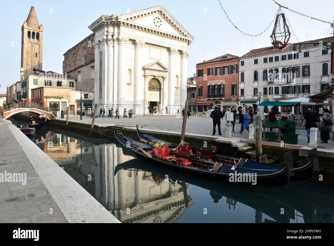 Milano, Lombardia, Italia. 17th Feb 2022. Vista generale delle gondole ormeggiate tra i canali. Le gondole tradizionali di Venezia sono una delle principali attrazioni turistiche della città di Venezia. Ci sono circa 433 gondole che offrono servizio turistico, mentre nel 16th secolo, ci sono circa 10.000 gondole che circolavano nella città lagunare.in quegli anni gli abitanti di Venezia hanno fatto uso personale della gondola, ed era l'unico modo per muoversi tra i canali, infatti una delle ragioni per cui il numero di gondole è crollato così drasticamente è dovuto allo sviluppo di barche a motore Foto Stock