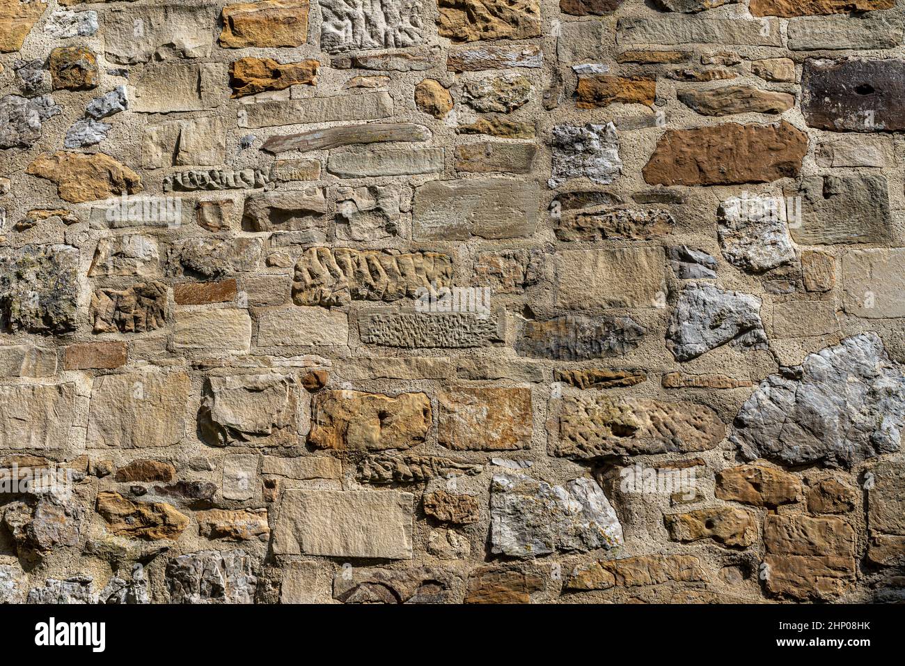 Massicce alte mura di un antico castello medievale Foto Stock