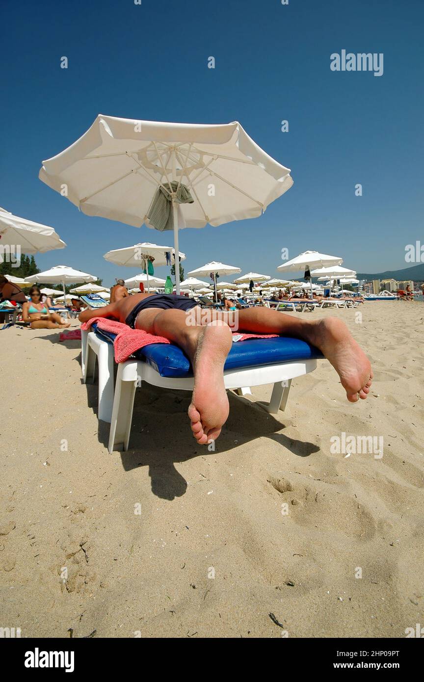 La gente in vacanza sta riposando sulla spiaggia Foto Stock