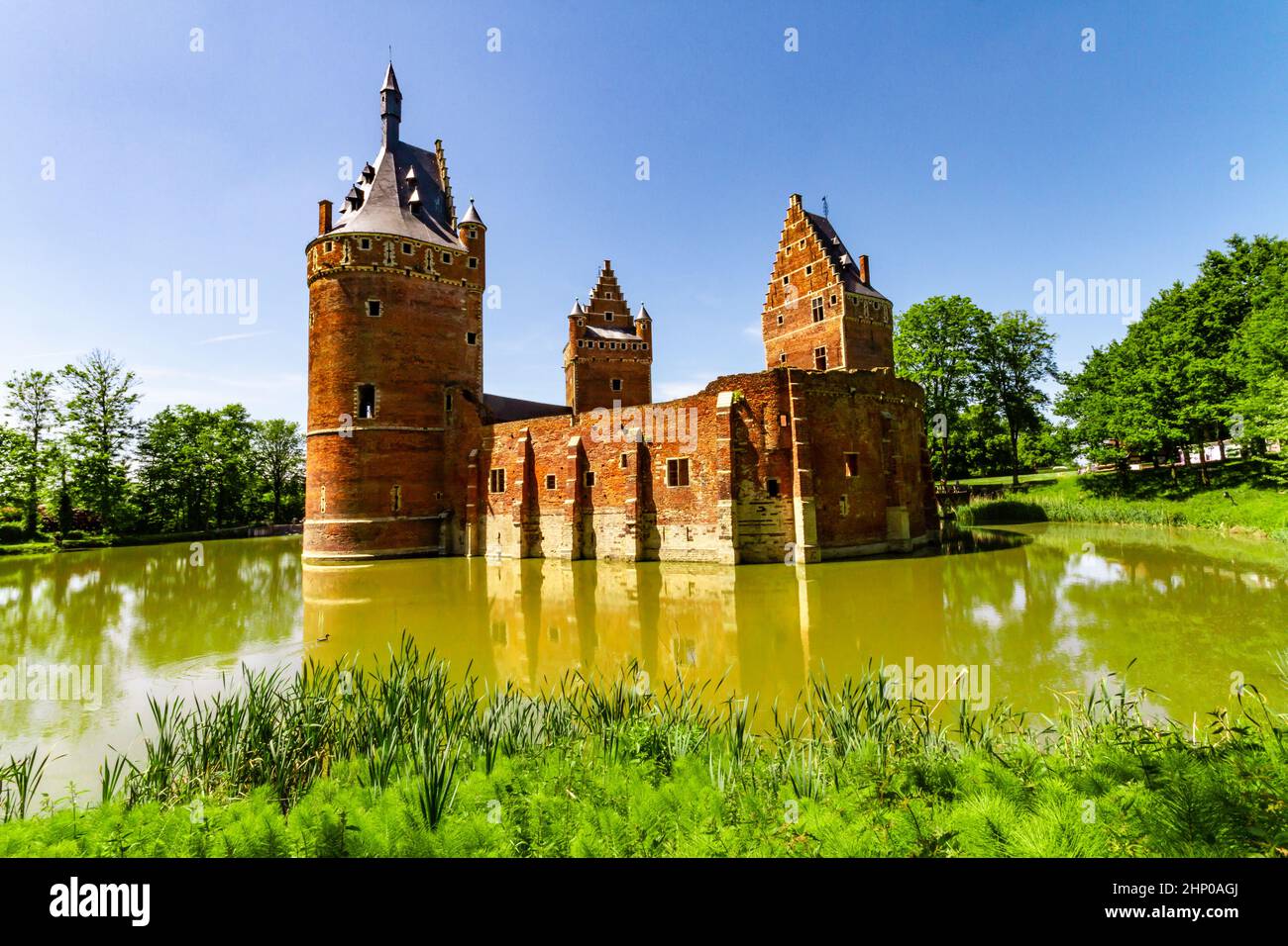 Affascinante Castello di Beersel. Le mura e le torri di un castello medievale. Il castello e la riflessione nel fossato. Fiandre di Beersel, Belgio Foto Stock