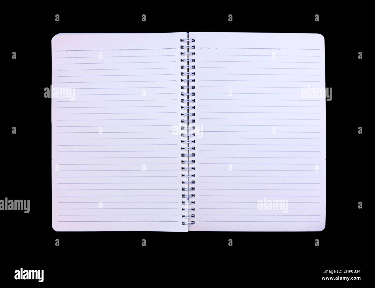 Un notebook aperto: Un materiale di carta bianco, isolato su una superficie nera, sottili linee blu sui fogli; un utile sfondo vuoto. Foto Stock