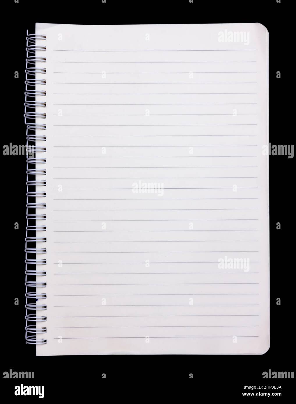 Un notebook aperto, con righe vuote, la superficie della carta è liscia ma non troppo. Isolato su sfondo nero. Foto Stock